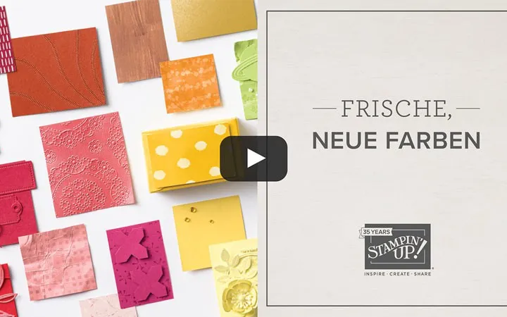 Eine Sammlung von gestempelten und gefalteten Karten in verschiedenen Farben wie Rot, Orange, Gelb und Pink ist auf weißem Hintergrund angeordnet. Einige zeigen Texturierungen oder Muster, während andere einfache Flächen sind. Rechts steht der Text „FRISCHE, NEUE FARBEN“ mit dem Stampin’ Up!-Logo unten rechts. Ein Play-Symbol deutet auf ein Video hin.