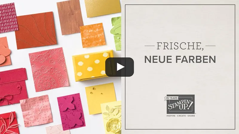 Eine Sammlung von gestempelten und gefalteten Karten in verschiedenen Farben wie Rot, Orange, Gelb und Pink ist auf weißem Hintergrund angeordnet. Einige zeigen Texturierungen oder Muster, während andere einfache Flächen sind. Rechts steht der Text „FRISCHE, NEUE FARBEN“ mit dem Stampin’ Up!-Logo unten rechts. Ein Play-Symbol deutet auf ein Video hin.