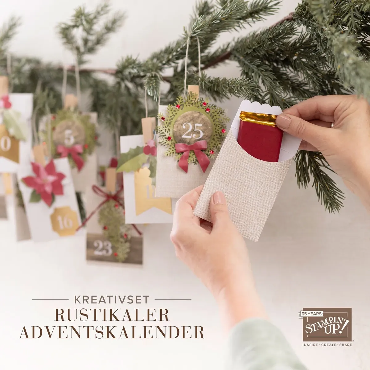 Eine Hand hält einen Adventskalender-Tage-Beutel aus hellem Stoffpapier mit einem roten Umschlag darin, während im Hintergrund an einer Tanne mehrere dekorierte Tagekarten mit Zahlen und winterlichen Motiven wie Efeu und Poinsettien hängen. Der Stil ist rustikal mit natürlichen Farben und handgemachten Elementen.