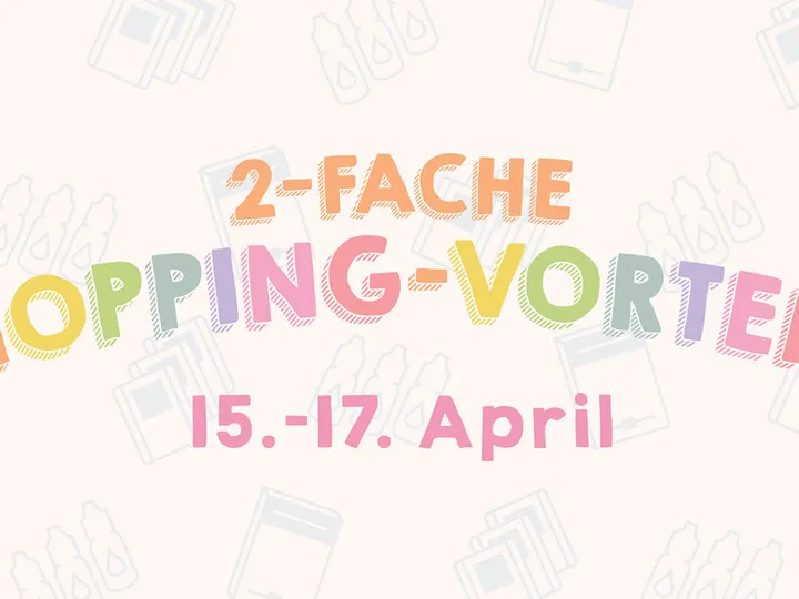 Farbig gestempelter Text mit der Überschrift „2-fache Shopping-Vorteile“ und dem Datum „15.-17. April“ auf hellgrauem Hintergrund, umgeben von feinen Linienzeichnungen von Einkaufstaschen und Flaschen. Die Buchstaben sind in Pastellfarben gehalten und weisen eine handgezeichnete Optik auf.