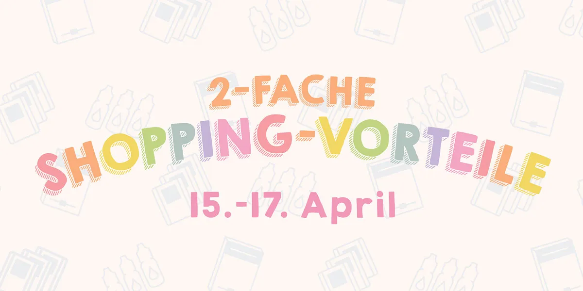 Farbig gestempelter Text mit der Überschrift „2-fache Shopping-Vorteile“ und dem Datum „15.-17. April“ auf hellgrauem Hintergrund, umgeben von feinen Linienzeichnungen von Einkaufstaschen und Flaschen. Die Buchstaben sind in Pastellfarben gehalten und weisen eine handgezeichnete Optik auf.