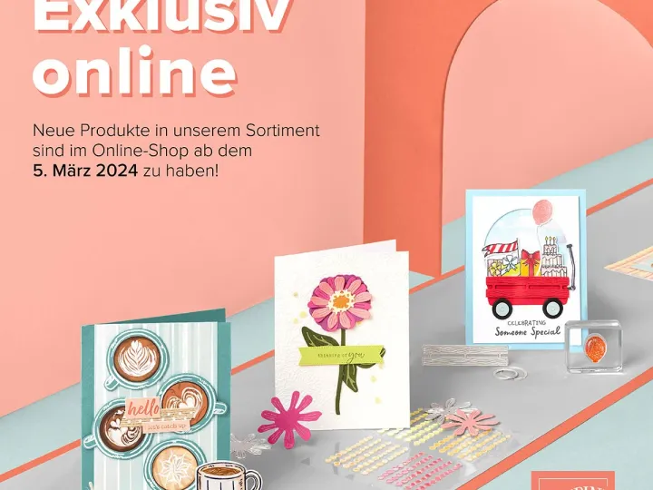 Drei Bastelkarten mit gestempelten Kaffee- und Blumenmotiven in Rosa, Blau und Weiß stehen auf einer grauen Oberfläche vor einem rosa Hintergrund. Um die Karten herum liegen kleine Stempel, Heftklammern und farbige Dekorationselemente. Im unteren rechten Bereich befindet sich das Logo von Stampin' Up!.