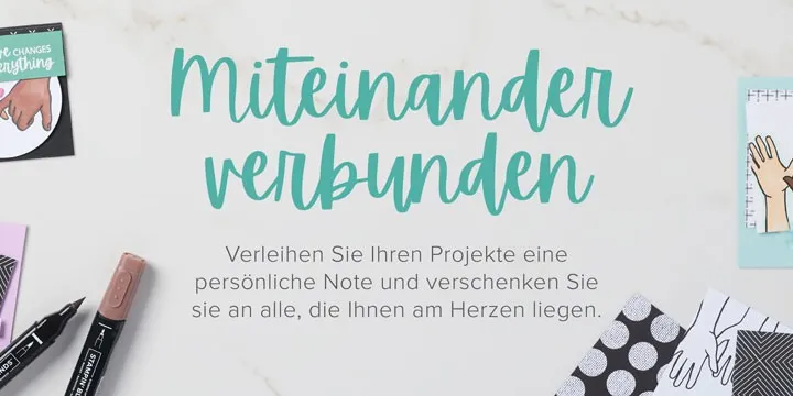 Auf einem hellen Untergrund sind verschiedene Bastelprojekte mit dem Thema „Miteinander verbunden“ angeordnet. Im Zentrum steht der Schriftzug in einer grünen Handschrift, umgeben von Karten und Stempeln. Eine Karte zeigt zwei sich berührende Hände mit dem Text „Love changes everything“, eine andere mehrere Hände unterschiedlicher Hauttöne zusammengefasst mit „you matter to me“. Dazu liegen schwarze Marker, ein Metallstempel in Form einer Silhouette und gestampfte Papierstücke mit Mustern wie Punkten und Raster.