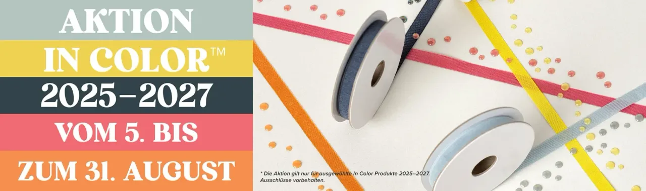 Auf einem weißen Hintergrund liegen zwei Spulen mit Seidenband in Blau und Hellblau diagonal über farbigen Streifen in Gelb, Orange, Pink und Grau. Kleine glänzende Konfetti-Flecken in verschiedenen Farben sind verstreut auf dem Papier verteilt.
