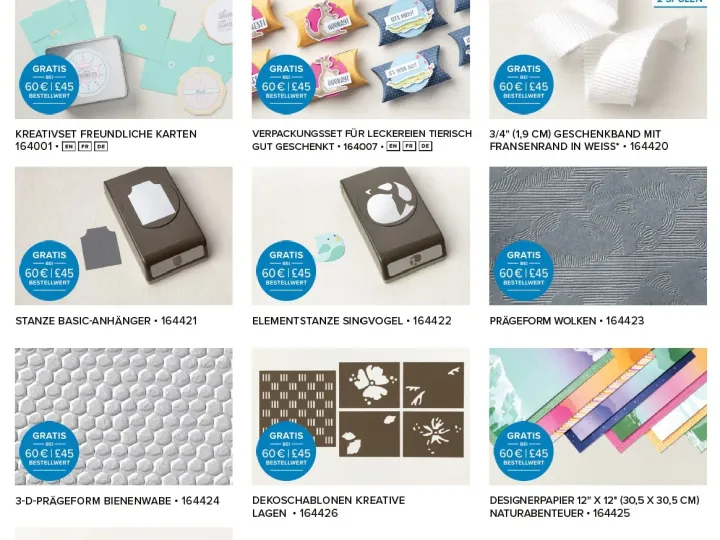 Das Bild zeigt eine Werbe-Seite für Bastelartikel mit dem Titel „Mehr Gründe, Sale-A-Bration zu feiern!“. Darin sind verschiedene Produkte wie Stempelsets, Prägeformen und Designerpapier in bunten Farben dargestellt. Jedes Produkt wird mit einem Preis-Label versehen und unter dem Namen des Artikels steht die Artikelnummer sowie verfügbare Sprachen.