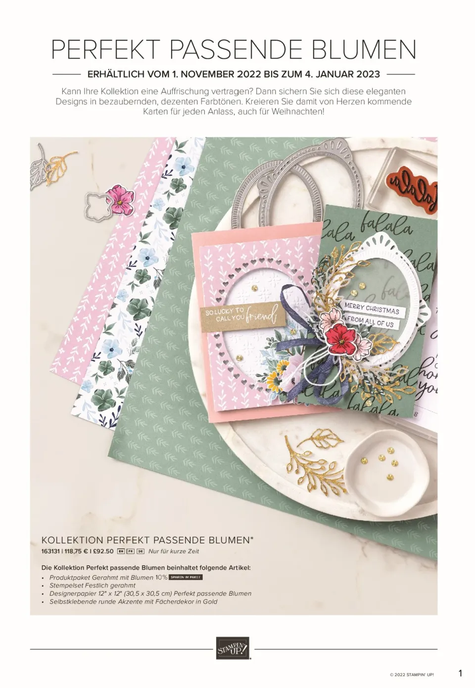 Drei gestempelte Karten mit floralen Mustern in Rosa, Weiß und Grün liegen auf einer weißen Unterlage. Eine Karte zeigt eine Herzform mit dem Text „SO LUCKY TO CALL YOU friend“ und ist mit einem dunkelblauen Band geschmückt. Eine zweite Karte hat einen goldenen Rahmen und ist mit roten Blumen und goldem Glitter verziert. Im Hintergrund sind weitere gestempelte Elemente, Stempelrahmen und kleine Perlen zu sehen.