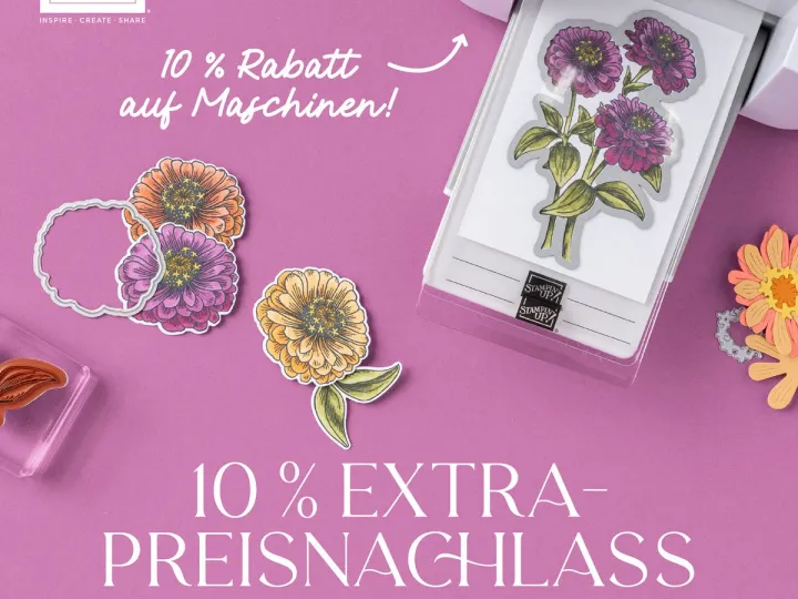 Auf lila Untergrund liegen gestanzte Blumen aus Papier in Orange, Lila und Gelb sowie eine transparente Stanzform mit floraler Motiverstreckung. Ein kleiner Stempel liegt links unten, oben rechts ist ein Teil einer weißen Maschine zu sehen. Der Text „10 % Rabatt auf Maschinen“ und „10 % EXTRA- PREISNACHLASS" hebt das Angebot für Stempelsets und Stanzformen vom 5.–30. Juni hervor.