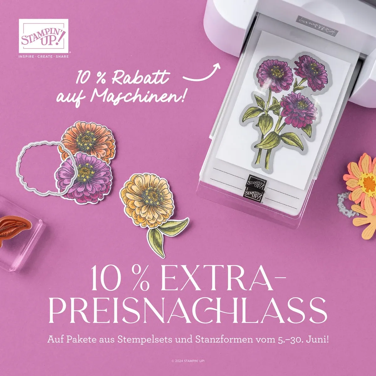 Auf lila Untergrund liegen gestanzte Blumen aus Papier in Orange, Lila und Gelb sowie eine transparente Stanzform mit floraler Motiverstreckung. Ein kleiner Stempel liegt links unten, oben rechts ist ein Teil einer weißen Maschine zu sehen. Der Text „10 % Rabatt auf Maschinen“ und „10 % EXTRA- PREISNACHLASS" hebt das Angebot für Stempelsets und Stanzformen vom 5.–30. Juni hervor.
