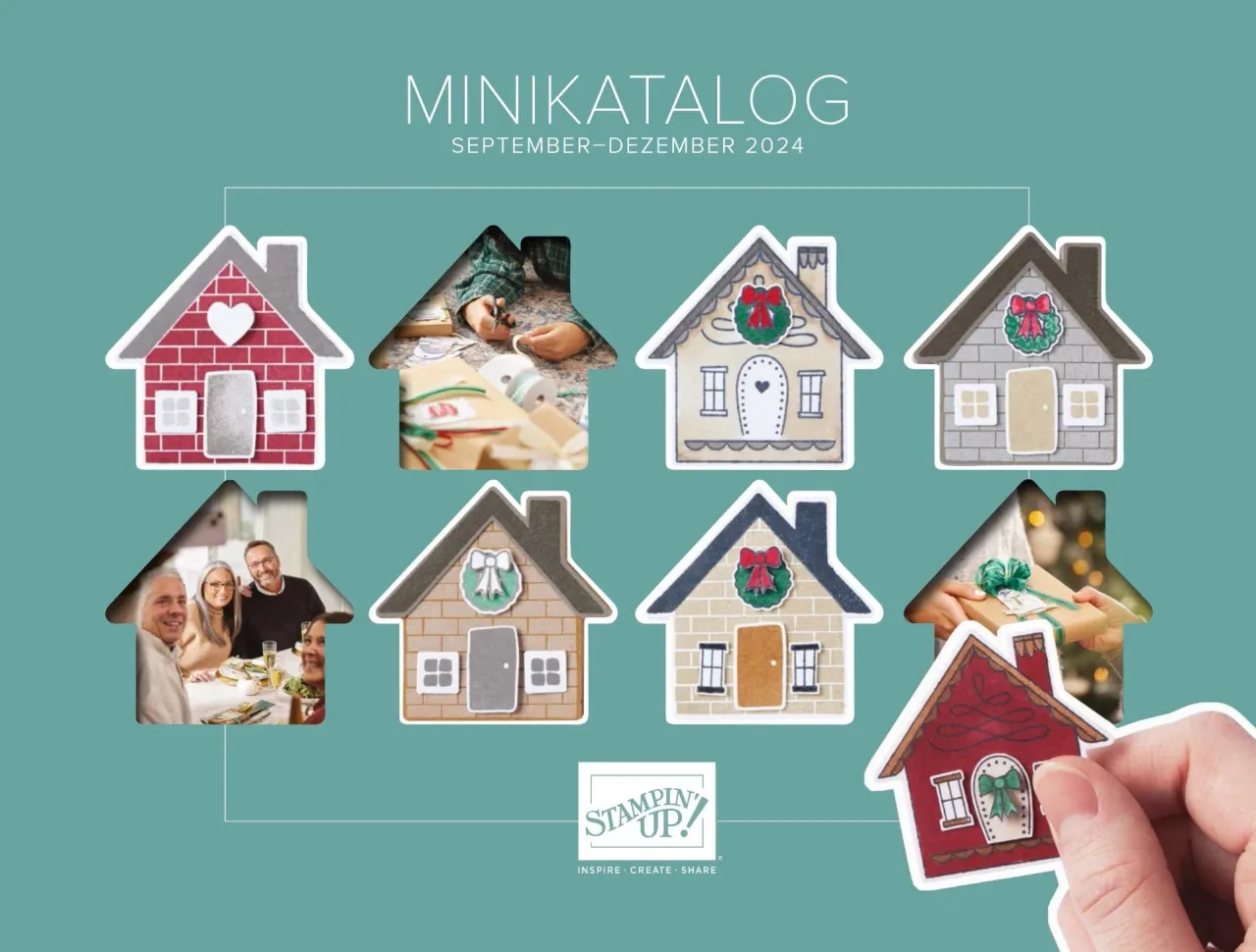Ein Minikatalog für September bis Dezember 2024 zeigt verschiedene gestempelte Hausformen in unterschiedlichen Farben und Mustern, darunter rote Ziegel, graue Steine und beige Backsteinwände. Einige Häuser sind mit Weihnachtsmotiven wie grünen Tannenzweigen und roten Schleifen verziert. In den Fensteröffnungen der Häuser sind Fotos von Personen bei Festessen oder Hände beim Verpacken von Geschenken zu sehen. Ein gestempelter Hausschild wird von einer Hand gehalten, während das Logo „Stampin’ Up“ unten zentriert platziert