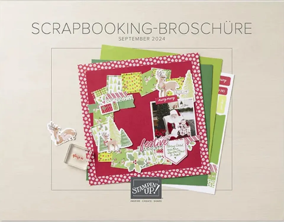 Scrapping-Broschüre September 2024 mit rotem Hintergrund und grünen Elementen, dekoriert mit Weihnachtsmotiven wie Rentieren und Tannenbäumen sowie Fotos von Santa Claus. Der Text „festive“ ist in einer kalligrafischen Schrift sichtbar, daneben befinden sich Stempel und Papierstreifen der Marke Stampin' Up!.
