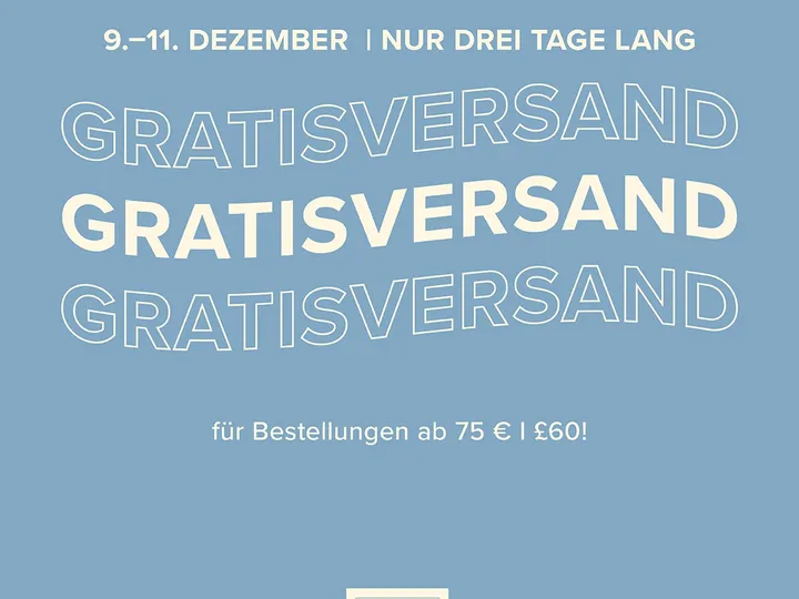 Das Bild zeigt einen grafischen Werbeanzeige mit einem hellblauen Hintergrund. In weißer Schrift steht oben der Zeitraum „9.–11. DEZEMBER | NUR DREI TAGE LANG“. Darunter wiederholt sich dreimal das Wort „GRATISVERSAND“ in unterschiedlichen Schriftgrößen und Stilen – einmal als Kontur, einmal gefüllt, einmal wieder als Kontur. Unten folgt der Hinweis „für Bestellungen ab 75 € | £60!“. Am unteren Rand befindet sich das Logo von Stampin’ Up! mit den