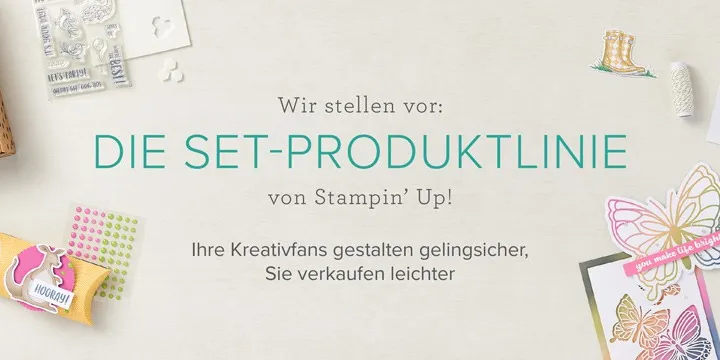 Ein braunes Stampin' Up! Set-Produktionspaket liegt links auf hellem Papier, umgeben von verschiedenen Bastelmaterialien wie Stempeln, Farbkarten und fertigen Karten mit Motiven wie Schuhen, Schmetterlingen und Blumen. Die Farben sind pastellig und leuchtend, die Anordnung wirkt sorgfältig gestapelt.