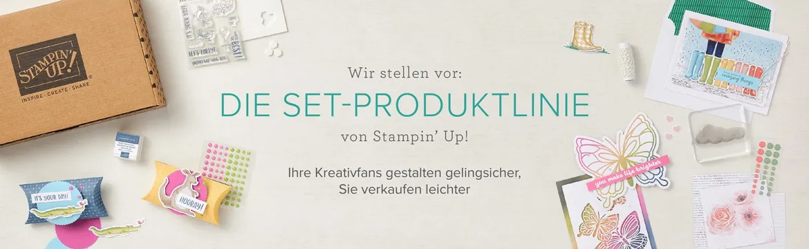 Ein braunes Stampin' Up! Set-Produktionspaket liegt links auf hellem Papier, umgeben von verschiedenen Bastelmaterialien wie Stempeln, Farbkarten und fertigen Karten mit Motiven wie Schuhen, Schmetterlingen und Blumen. Die Farben sind pastellig und leuchtend, die Anordnung wirkt sorgfältig gestapelt.