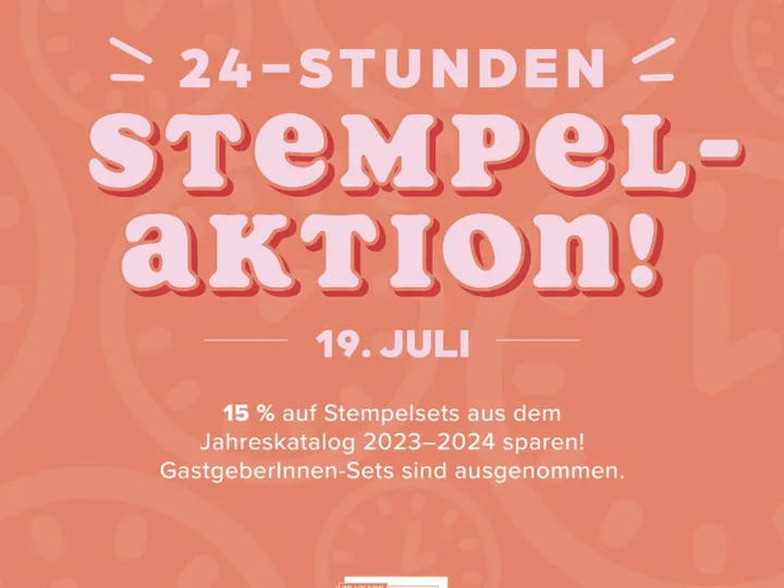 Ein digitaler Grafikeintrag mit weißem Text auf einem orangefarbenen Hintergrund. Der Schriftzug „24-STUNDEN STEMPEL-AKTION!“ steht in großer, serifenloser Grotesk-Schrift mit abgerundeten Ecken und einer leichten Schattierung im Schatten. Darunter ist das Datum „19. JULI“ zentriert platziert. Im unteren Bereich werden Informationen über einen Rabatt von 15 % auf Stempelsets aus dem Jahreskatalog 2023–2024 angezeigt, wobei Gastgeber