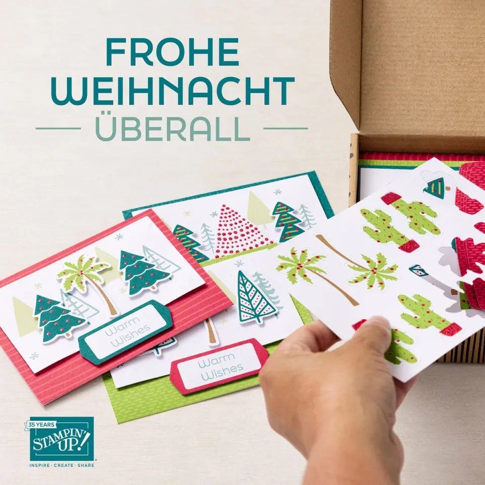 Eine Hand hält ein Blatt mit gestempelten Weihnachtsbäumen und Kakteen, daneben liegen fertige Karten in Rot-Grün-Tönen mit den Aufschriften „Warm Wishes“. Der Text „FROHE WEIHNACHT ÜBERALL“ ist oben groß sichtbar, unten links das Logo von Stampin’ Up!