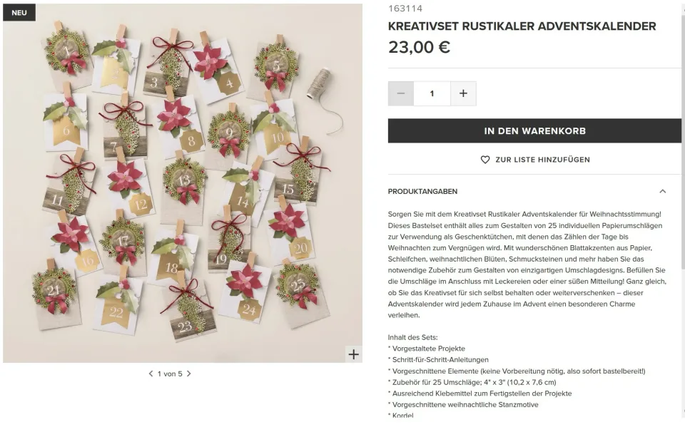 Ein Bastelset für einen rustikalen Adventskalender mit 25 individuellen Umschlägen, die mit Holzklammern befestigt sind. Die Umschläge zeigen Zahlen von 1 bis 25 und sind verziert mit Weihnachtsmotiven wie Eifarnblättern, Stachelrosen und kleinen Kränzen aus grünen Zweigen. Farben sind beige, rot, grün und braun.