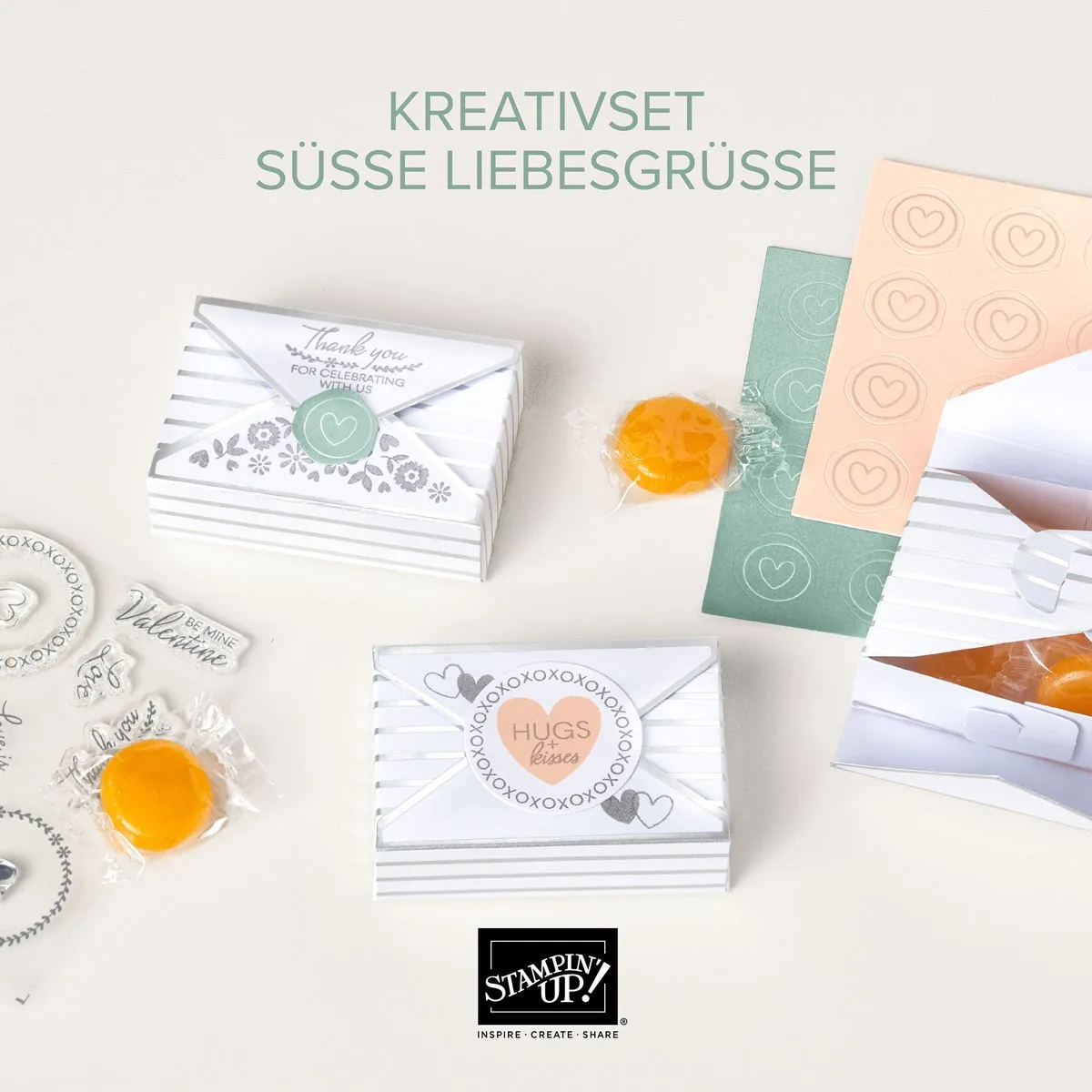 Ein Bastelset mit weißen Umschlag-Karten und gestreiften Boxen, verziert mit grünen und orangefarbenen Stempeln sowie gelben Süßigkeiten in Folie. Die Karte zeigt einen zentralen Kreis mit „HUGS + kisses“ und umgebenden X-Motiven, daneben sind weitere Stempelblätter mit Herzen und Texten wie „Thank you“ sichtbar.