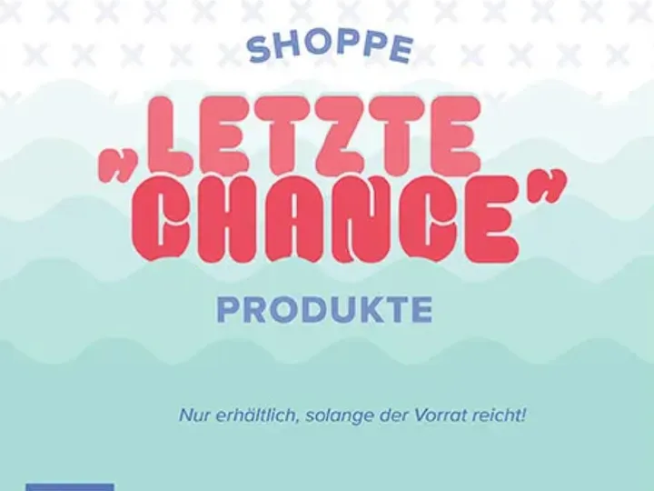 Ein gestempeltes Plakat mit dem Text „SHOPPE LETZTE CHANCE PRODUKTE“ in roten und blauen Buchstaben auf hellblauem Hintergrund mit Wellenlinien-Muster. Unten steht der Satz „Nur erhältlich, solange der Vorrat reicht!“. Im unteren linken Bereich ist das Logo von Stampin’ Up! sichtbar.