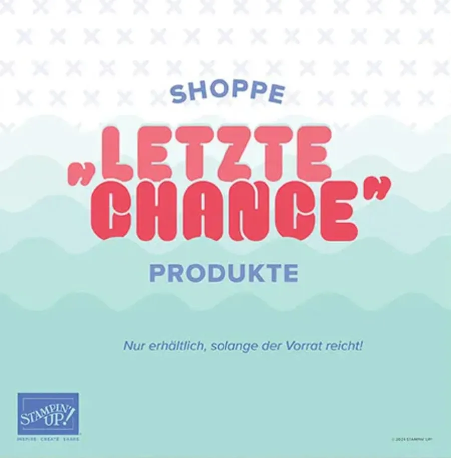Ein gestempeltes Plakat mit dem Text „SHOPPE LETZTE CHANCE PRODUKTE“ in roten und blauen Buchstaben auf hellblauem Hintergrund mit Wellenlinien-Muster. Unten steht der Satz „Nur erhältlich, solange der Vorrat reicht!“. Im unteren linken Bereich ist das Logo von Stampin’ Up! sichtbar.