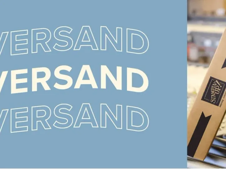 Das Bild zeigt eine grafische Darstellung mit dem Wort „GRATISVERSAND“ in verschiedenen Schriftarten und Farben auf einem hellblauen Hintergrund. Rechts daneben sind drei verpackte Kartons des Herstellers Stampin’ Up! zu sehen, die mit schwarzen Bändern versehen sind und das Logo sowie den Slogan „Inspire • Create • Share“ tragen.