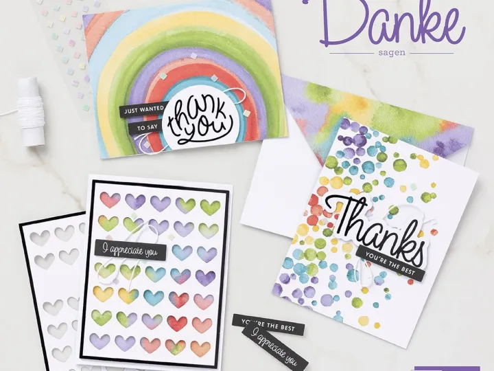 Vielfältige gestempelte Dankeskarten mit Regenbogen- und Farbpunktmotiven, darunter eine Karte mit abgerundeten Herzen in Pastellfarben und eine andere mit „Thank you“ in schwarzer Schrift auf weißem Grund, begleitet von Stempelsets und Zierstreifen.