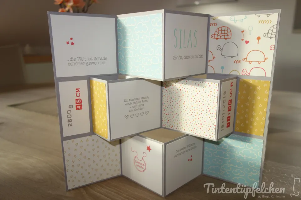 Eine Pop-Up-Karte zur Geburt mit dem Namen Silas, die mit Sprüchen, Daten und süßen Motiven wie Schildkröten und Wolken gestaltet ist.