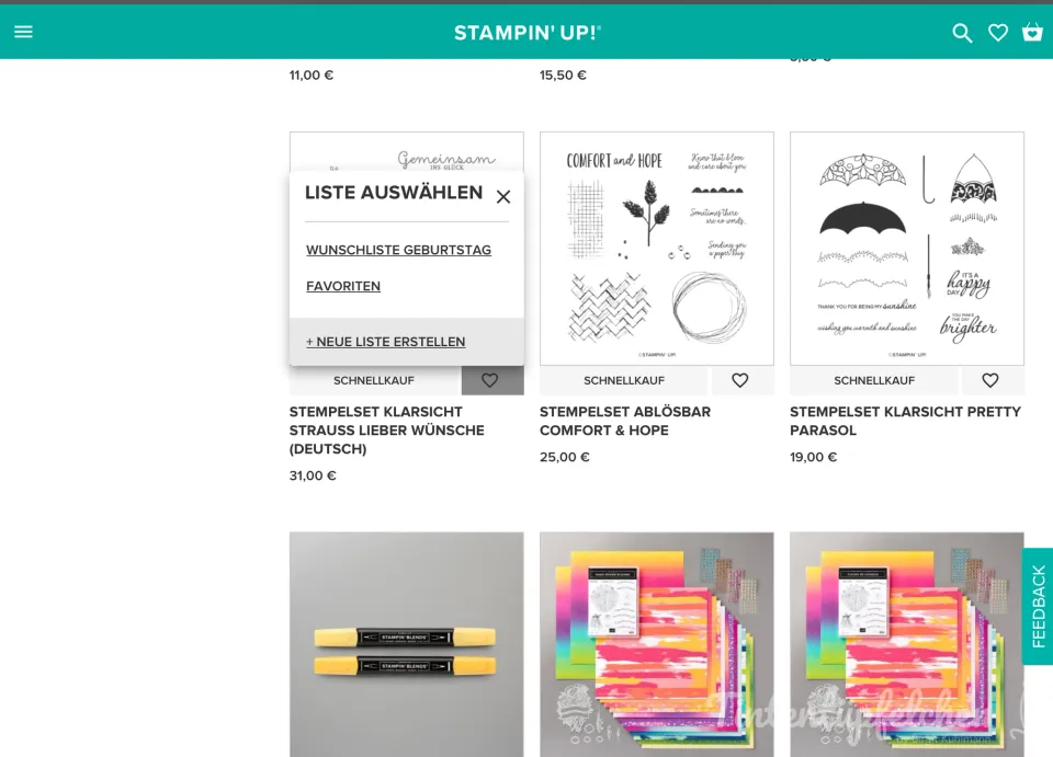 Der Bildschirm zeigt drei Stempelsets von Stampin' Up mit schwarz-weißen Motiven wie Strauß, Wellenlinien und Regenschirm. Darunter sind zwei weitere Artikel abgebildet: gelbe Marker auf grauem Untergrund sowie bunte Papierstapel mit Farbverläufen in Rosa, Gelb und Blau.