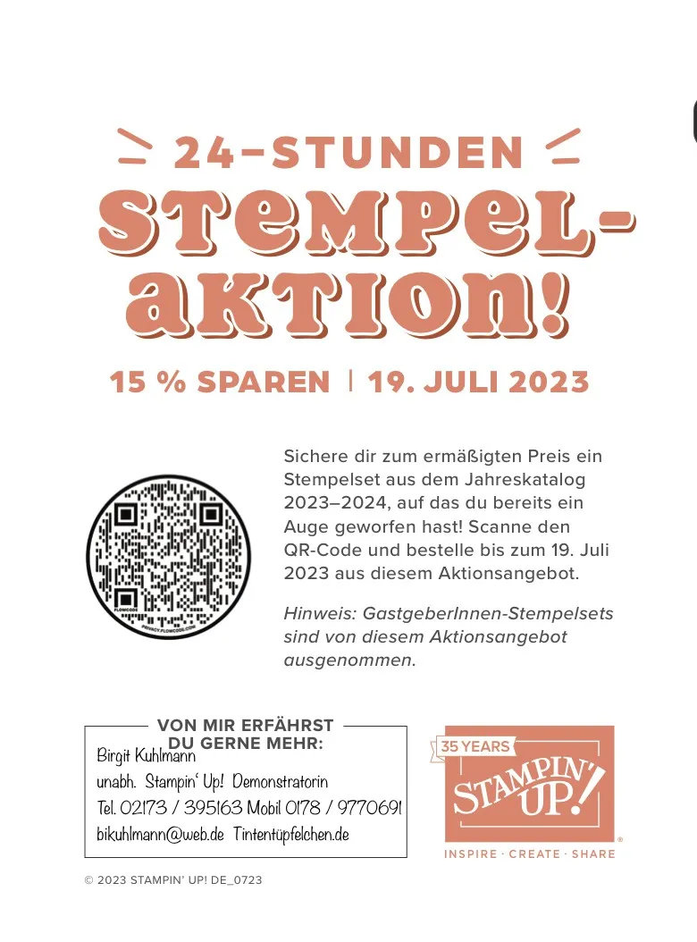 Ein Flyer für eine 24-Stunden-Stampelaktion vom 19. Juli 2023 mit orangefarbenem Schriftzug und QR-Code zum Download von Stempelsets aus dem Jahreskatalog 2023–2024. Im unteren Bereich stehen Kontaktdaten der Demonstratorin Birgit Kuhlmann sowie das Logo von Stampin’ Up! mit dem Hinweis auf 35 Jahre Unternehmensgeschichte.