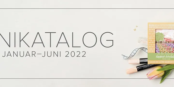 Ein Banner mit der Aufschrift „MINIKATALOG JANUAR–JUNI 2022“ in dunkelgrauer Schrift auf hellem Hintergrund. Rechts daneben liegt eine kleine Karte mit einem Windmoldesign aus Stempeln und Farbstiften, umgeben von Tulpenblüten, Streifenpapier und Schreibutensilien wie Farbstiften und Tintenfläschchen.