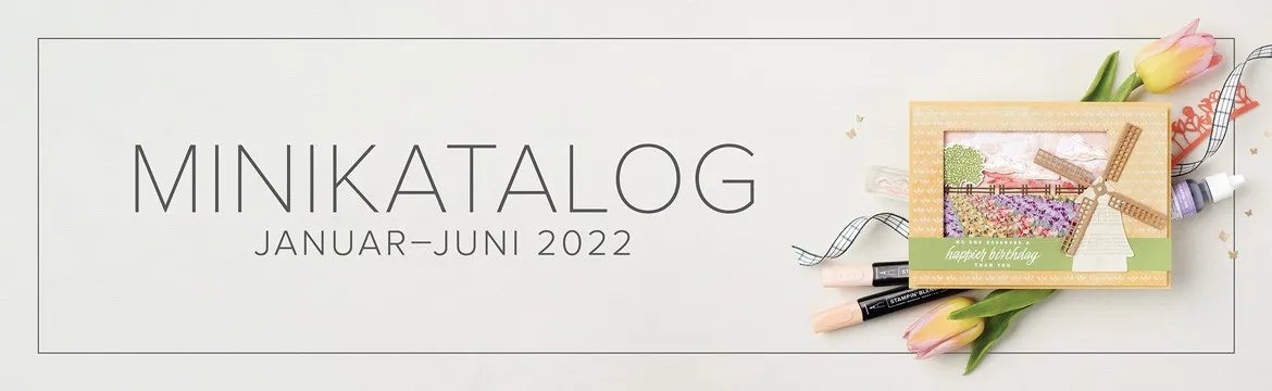 Ein Banner mit der Aufschrift „MINIKATALOG JANUAR–JUNI 2022“ in dunkelgrauer Schrift auf hellem Hintergrund. Rechts daneben liegt eine kleine Karte mit einem Windmoldesign aus Stempeln und Farbstiften, umgeben von Tulpenblüten, Streifenpapier und Schreibutensilien wie Farbstiften und Tintenfläschchen.