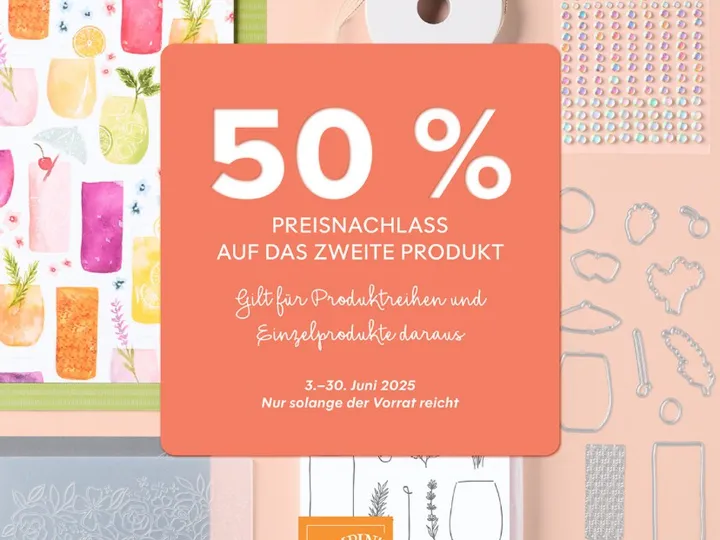 Ein Marketing-Bild mit einem orangefarbenen Rechteck, das „50 % PREISNACHLASS AUF DAS ZWEITE PRODUKT“ in weißer Schrift anzeigt. Im Hintergrund sind Bastelmaterialien wie ein Papiergut mit frischen Getränkmotiven, eine Rolle Seidenband, Glanzsteinchen und Metallstempel ausgestellt. Unten ist ein Stampin’ Up!-Stempelset mit Pflanzenmotiven zu sehen.