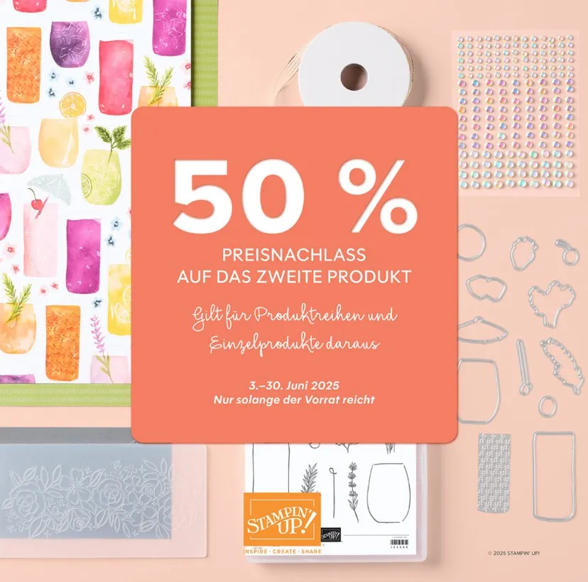 Ein Marketing-Bild mit einem orangefarbenen Rechteck, das „50 % PREISNACHLASS AUF DAS ZWEITE PRODUKT“ in weißer Schrift anzeigt. Im Hintergrund sind Bastelmaterialien wie ein Papiergut mit frischen Getränkmotiven, eine Rolle Seidenband, Glanzsteinchen und Metallstempel ausgestellt. Unten ist ein Stampin’ Up!-Stempelset mit Pflanzenmotiven zu sehen.
