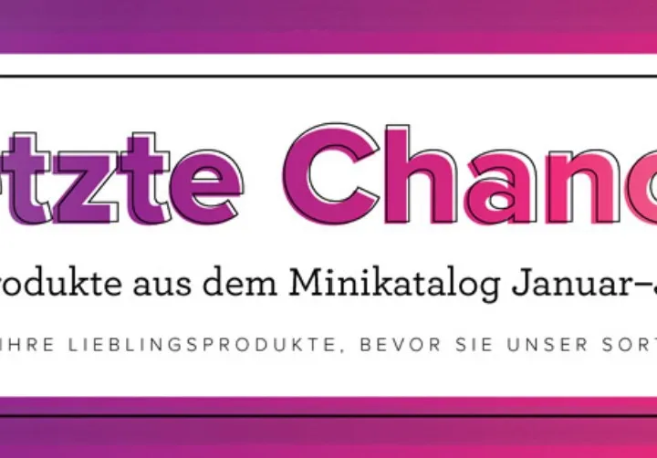 Ein gesteckter Banner mit dem Text „Letzte Chance! Auflaufprodukte aus dem Minikatalog Januar–Juni 2021“ in lila und pinken Großbuchstaben auf weißem Hintergrund, umgeben von einem dünnen schwarzen Rahmen. Der Hintergrund besteht aus horizontalen Streifen in verschiedenen Nuancen von Lila und Rosa. Unten steht kleinerer Text: „Sichern Sie sich Ihre Lieblingsprodukte, bevor Sie unser Sortiment verlassen“.