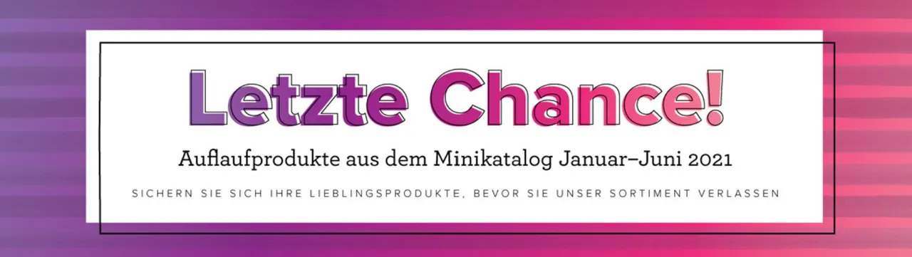 Ein gesteckter Banner mit dem Text „Letzte Chance! Auflaufprodukte aus dem Minikatalog Januar–Juni 2021“ in lila und pinken Großbuchstaben auf weißem Hintergrund, umgeben von einem dünnen schwarzen Rahmen. Der Hintergrund besteht aus horizontalen Streifen in verschiedenen Nuancen von Lila und Rosa. Unten steht kleinerer Text: „Sichern Sie sich Ihre Lieblingsprodukte, bevor Sie unser Sortiment verlassen“.