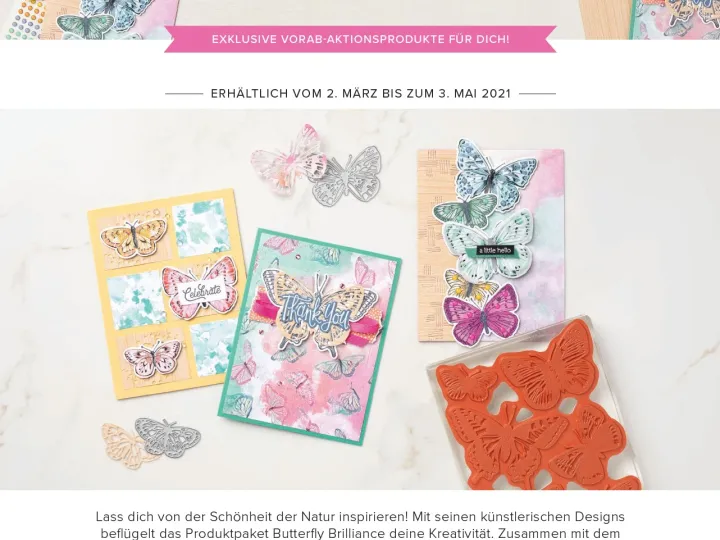 Drei Karten mit Schmetterling-Motiven in Pastellfarben wie Gelb, Rosa und Blau liegen auf weißem Untergrund neben einem transparenten Stempelblock mit orangefarbenen Schmetterlingsstempeln. Kleine gestanzte Schmetterlinge sind als Dekoration verteilt.