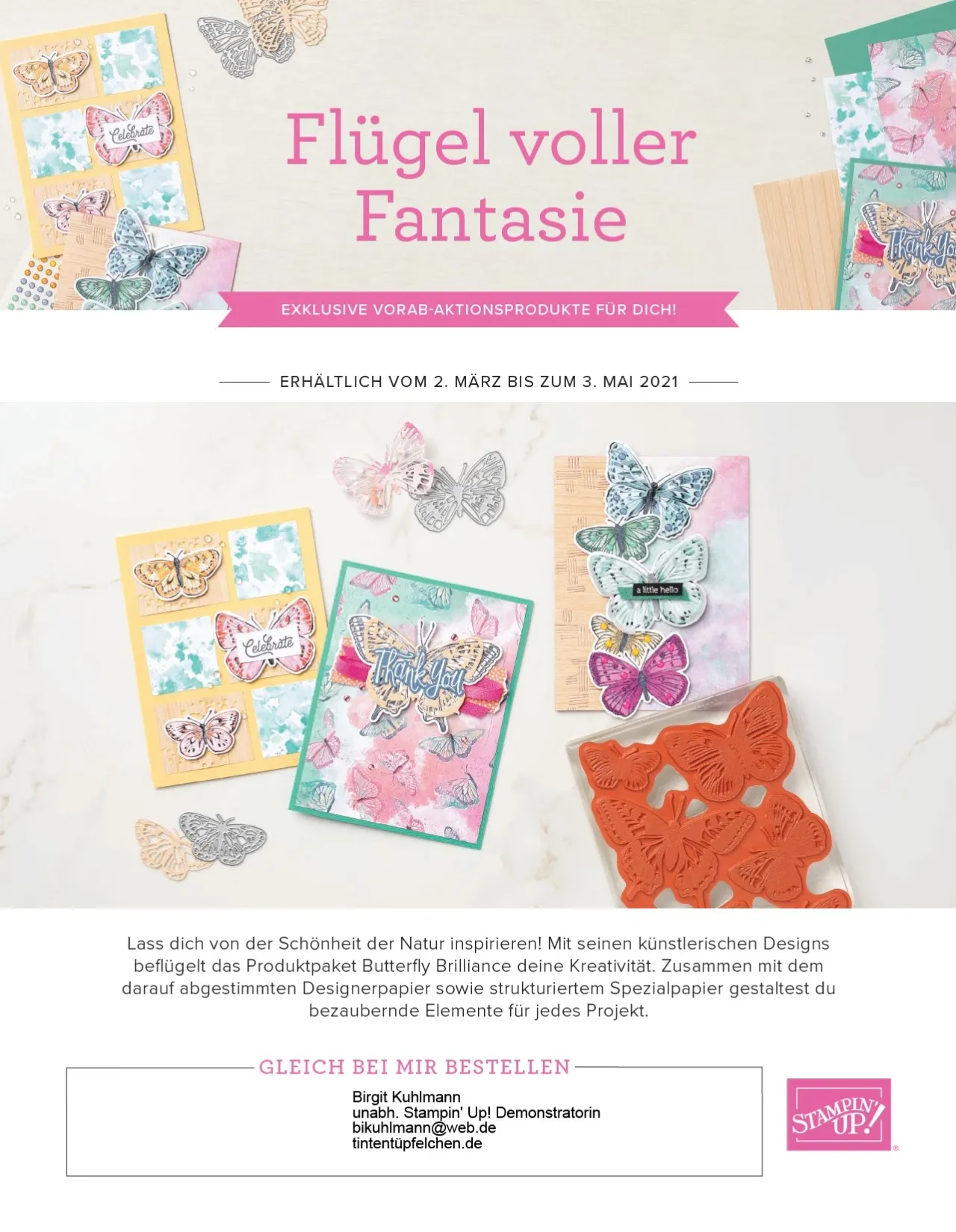 Drei Karten mit Schmetterling-Motiven in Pastellfarben wie Gelb, Rosa und Blau liegen auf weißem Untergrund neben einem transparenten Stempelblock mit orangefarbenen Schmetterlingsstempeln. Kleine gestanzte Schmetterlinge sind als Dekoration verteilt.