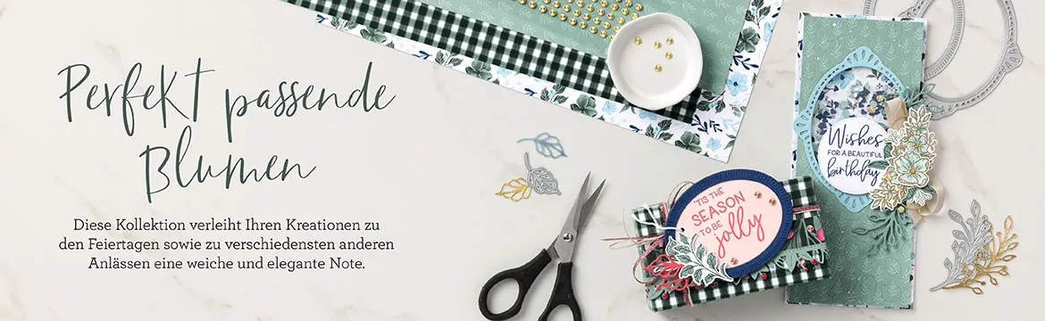 Perfekt passende Blumen: Eine Bastelcollage mit grünen und blauen Papierstücken, gestempelten Blumendetails, Scheren, einer kleinen Karte mit „Season to be Jolly“ und dekorativen Elementen auf weißem Hintergrund.