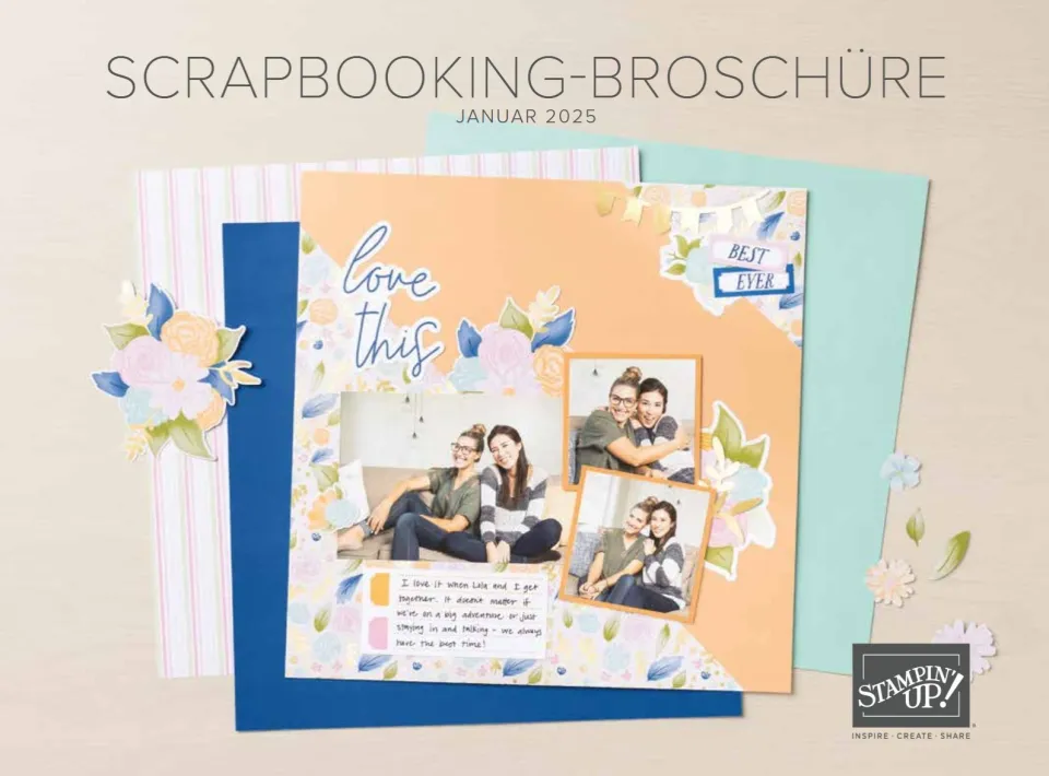 Eine Broschüre mit dem Titel „Scrapbooking-Broschüre Januar 2025“ zeigt eine farbig gestaltete Fotostrecke in warmen Orangetönen, umgeben von floralen Stempeln und kleinen Besenflaggen. Zwei Fotos zeigen drei Frauen bei verschiedenen Anlässen; darunter ist ein Zitat in englischer Sprache auf einem gestempelten Papierstück. Links flankiert eine dreidimensionale Blumenschnittkarte die Seite, rechts sind lose Blattmotiven verteilt. Ein Logo von Stampin’ Up! befindet sich unten rechts.