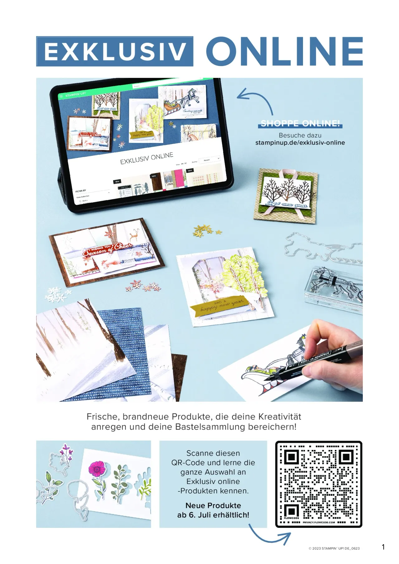 Ein Tablet zeigt den Online-Shop von StampinUp mit Bastelprojekten, darunter Karten mit winterlichen Bäumen und einem goldenen Streifen. Eine Hand färbt ein gestempeltes Bild eines Schlittenfahrers mit einem schwarzen Stift aus. Im Hintergrund liegen weitere Materialien wie Schneeflocken, Stempel und Schablonen auf hellblauem Papier.