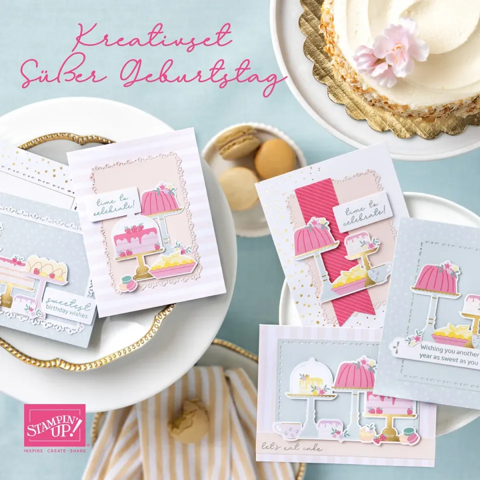 Verschiedene selbstgebastelte Geburtstagskarten in Pastellfarben mit gestempelten Kuchen- und Dessertmotive, teilweise auf goldenen Tellern oder neben Macarons angeordnet. Die Karten zeigen unterschiedliche Layouts mit Texteinblendungen wie „time to celebrate“ und „sweetest birthday wishes“, kombiniert mit feinen Streifenmustern und Goldakzenten.