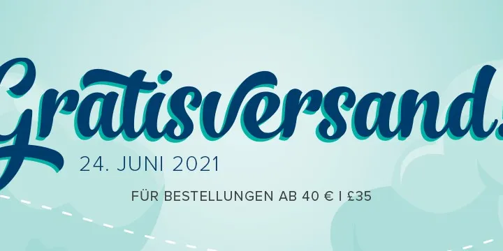 Der Text „Gratisversand!" in dunkelblauer Handschrift steht auf einem hellgrünen Hintergrund mit leichteren Blautönen und abstrakten Formen. Darunter sind die Daten „24. JUNI 2021" sowie der Hinweis „FÜR BESTELLUNGEN AB 40 € | £35" in kleinerer, serifenloser Schrift zu lesen. Rechts unten ist ein roter Papierflugzeug als grafisches Element dargestellt, das von einer gestrichelten Linie begleitet wird.