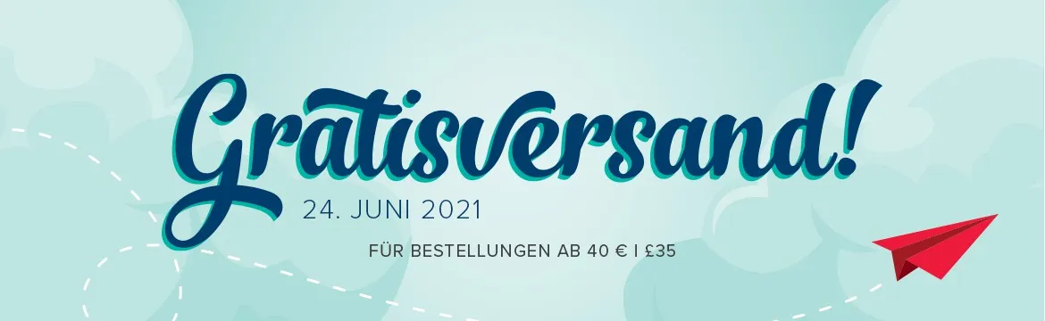 Der Text „Gratisversand!" in dunkelblauer Handschrift steht auf einem hellgrünen Hintergrund mit leichteren Blautönen und abstrakten Formen. Darunter sind die Daten „24. JUNI 2021" sowie der Hinweis „FÜR BESTELLUNGEN AB 40 € | £35" in kleinerer, serifenloser Schrift zu lesen. Rechts unten ist ein roter Papierflugzeug als grafisches Element dargestellt, das von einer gestrichelten Linie begleitet wird.