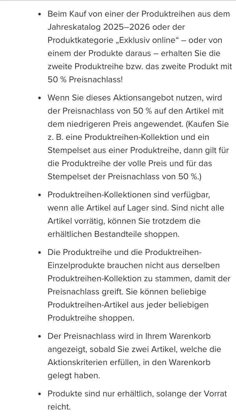 Ein grauer Bildschirm mit schwarzen Textpunkten, die ein Aktionsangebot für Stempelprodukte und Papierhandwerk beschreiben. Der Text listet Bedingungen für einen 50-prozentigen Preisnachlass auf, einschließlich Regeln zu Produktreihen-Kombinationen und Lagerverfügbarkeit.