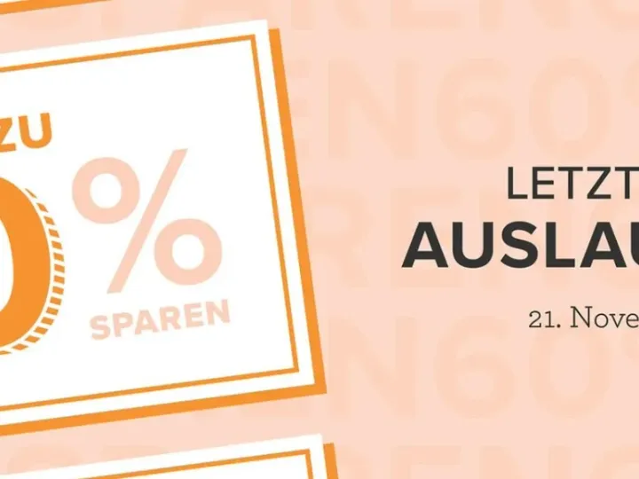 Ein grafisches Banner mit einem orangefarbenen Preisetikett, das „Bis zu 60 % sparen“ zeigt. Rechts steht der Text „Letzte Chance auf Auslaufprodukte“ mit den Daten vom 21. November 2023 bis 3. Januar 2024. Der Hintergrund ist hellrosa mit unscharfen wiederholten Mustern.