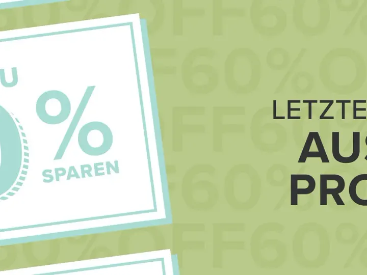 Ein gestempeltes Preisetikett in Weiß mit hellgrünem Rahmen zeigt „BIS ZU 60% SPAREN“ und ist an einem schwarzen Schnurhaken befestigt. Rechts daneben steht der Text „LETZTE CHANCE AUF AUSLAUF-PRODUKTE" in dunkelgrauer Schrift auf einem hellgrünen Hintergrund, der mit wiederholten „OFF60%"-Musterstempeln versehen ist.