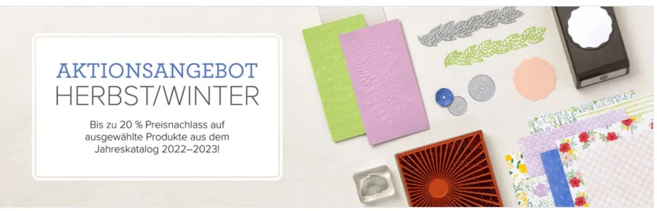 Ein Werbebanner mit dem Text „AKTIONSANGEBOT HERBST/WINTER" und der Information über bis zu 20 % Preisnachlass auf Produkte aus dem Jahreskatalog 2022–2023. Rechts daneben sind Bastelmaterialien wie gestempelte Blätter, Knöpfe, Papierstempel und farbiges Papier in Herbst- und Winterfarben dargestellt.