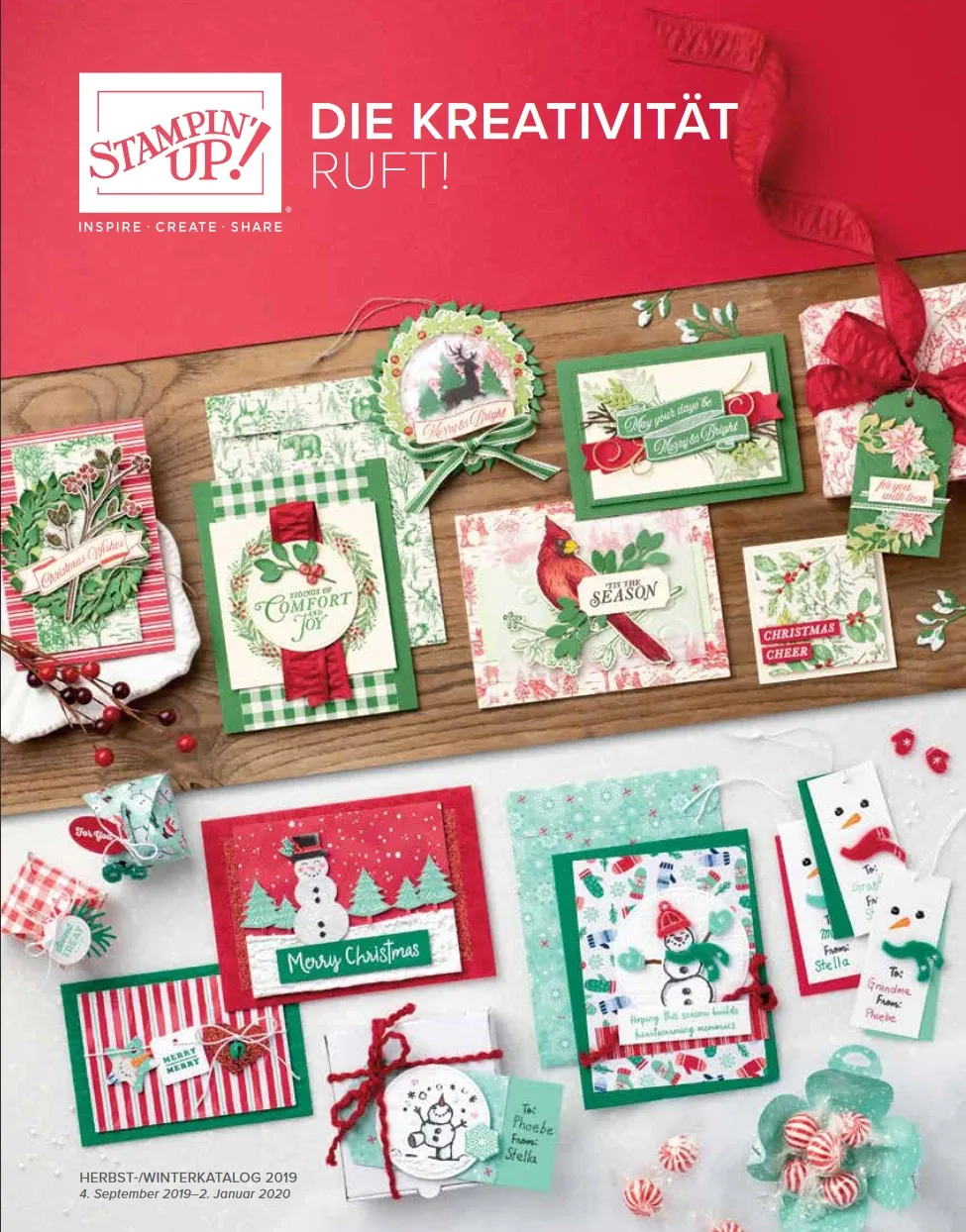 Einige Weihnachtskarten und Geschenkanhänger mit Schneemännern, Tannenzweigen und roten Schleifen sind auf einem Holztisch arrangiert. Ein rotes Cover mit dem Schriftzug "Die Kreativität ruft!" und dem Stampin' Up!-Logo ist im oberen Bereich zu sehen.